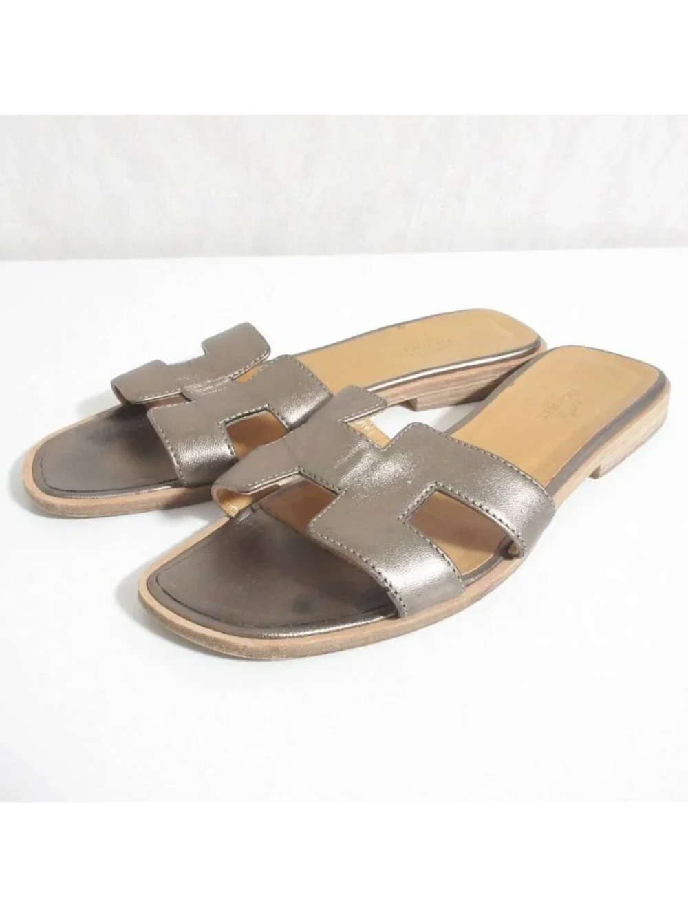 Hermes Oran Leather Flat Sandals Blanc